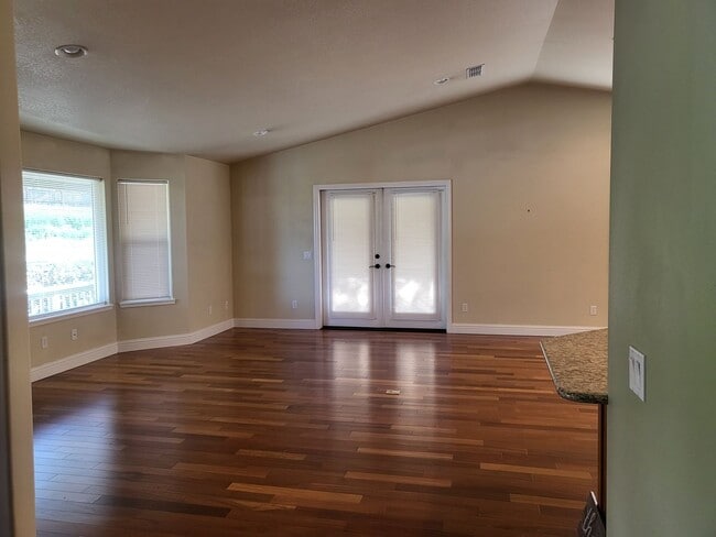 Building Photo - 3 bed 2 bathHome for Rent in Grants Pass