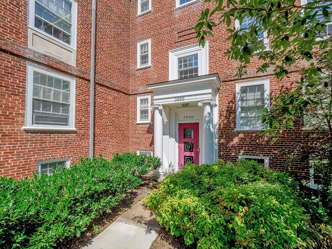 Building Photo - Sunny & Renovated 2BR 1BA in NW DC McLean Gardens Oasis!