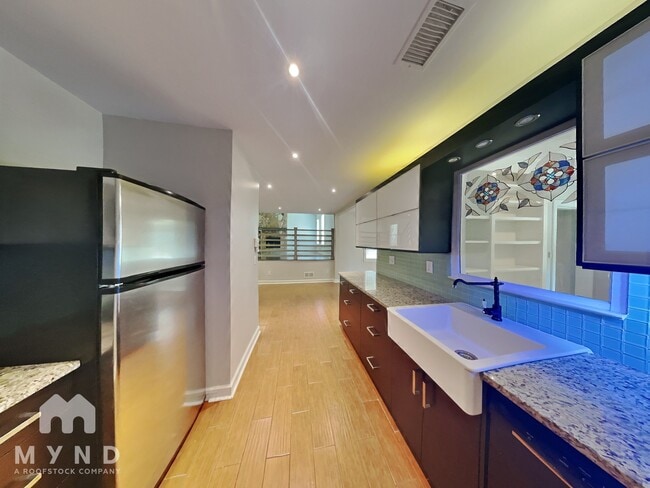 Building Photo - 131 Lake Run
