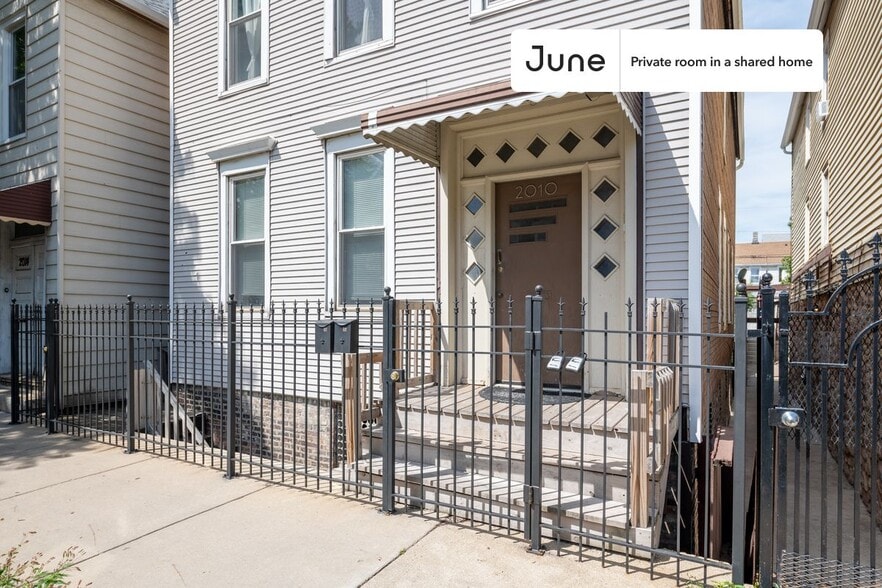 Building Photo - Room in Shared 4 bed/1 bath home