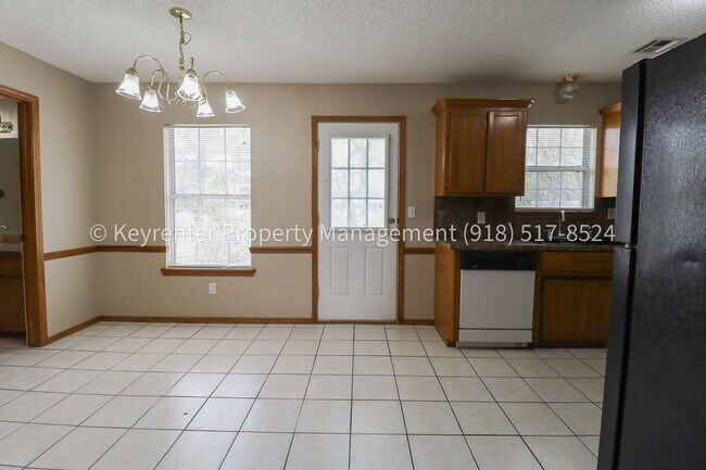 Building Photo - N Willow Dr Duplex