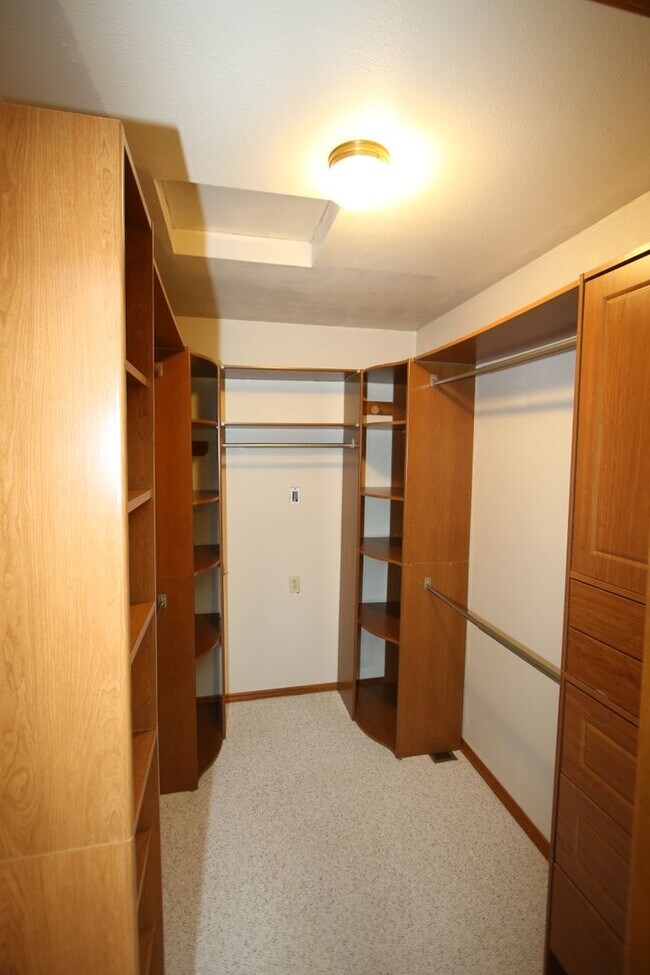 Building Photo - 4 Bedroom Eagle River Home!