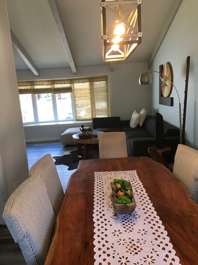 Building Photo - Beautiful & Spacious Home in Quiet Gunbarrel Neighborhood