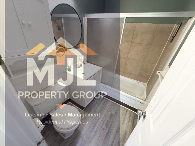 Building Photo - Spacious 3 Bedroom / 1 Bath Apartment in Sugar Creek *Ready Now*