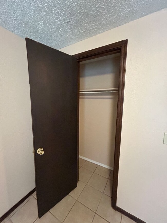 Building Photo - 3 Bed/1 Bath Near Tinker AFB!
