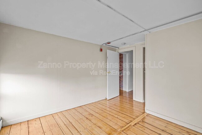 Building Photo - 35 Bowen St