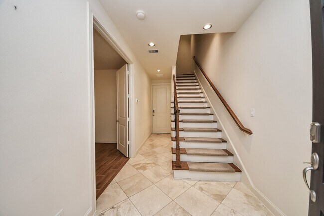 Building Photo - 2061 Fannin Station N