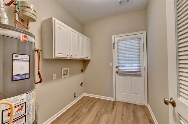 Building Photo - 4005 Edgecomb Dr