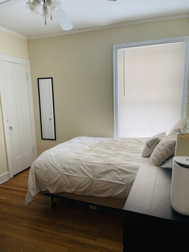 Building Photo - 4038 N Southport Ave