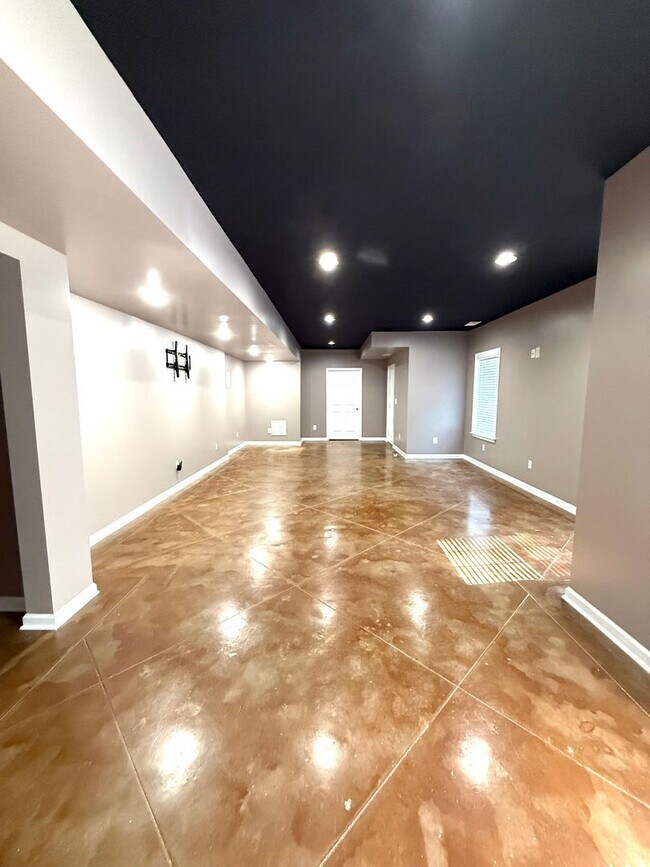 Building Photo - LOCATION!  Close to the outlet Malls and D...