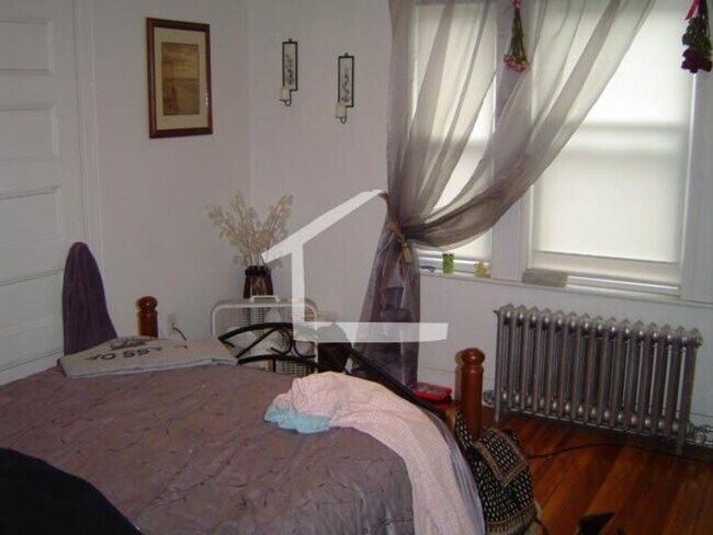 Building Photo - 137 Brooks St