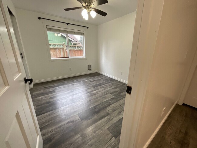 Building Photo - Beautiful 3 Bedroom 2 Bath Home at Lawrence Lake!