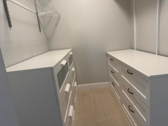 Building Photo - 4 Greenway Village N