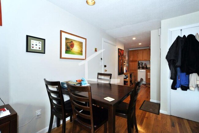 Building Photo - Cozy 1 bed 1 bath with private balcony available 7/1/26