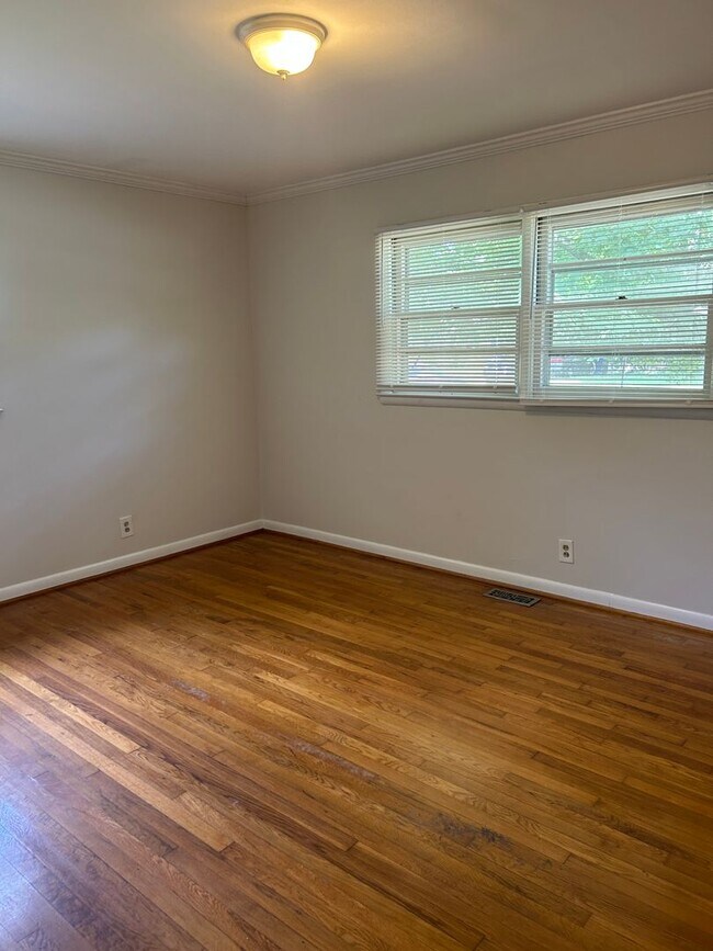 Building Photo - AVAILABLE MID-JUNE!