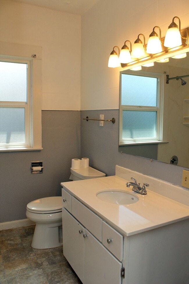 Building Photo - 3006 NE 66th Ave