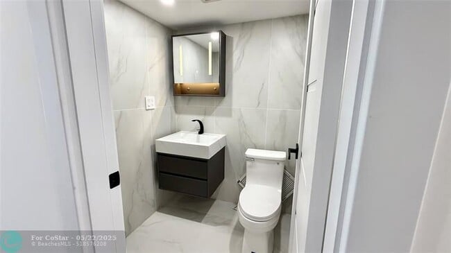 Building Photo - 3822 NE 171 St