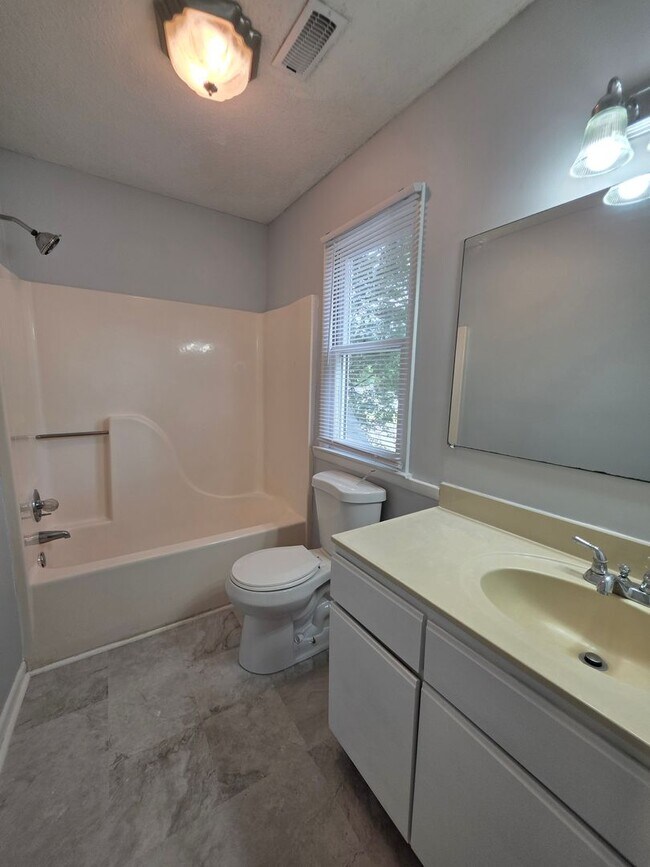 Building Photo - Charming 3-Bedroom Retreat Near Camp Lejeune's Main Gate