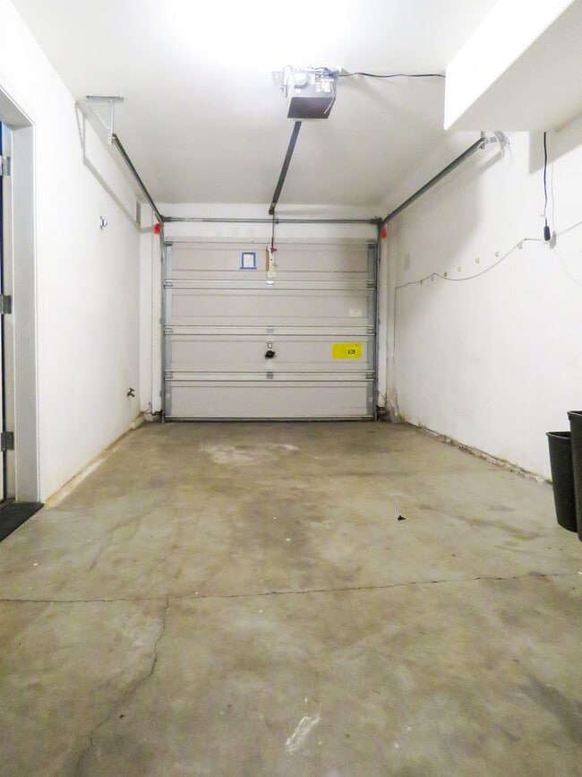 Building Photo - 2 Bedroom Plus Bonus Room - Tigard Townhom...
