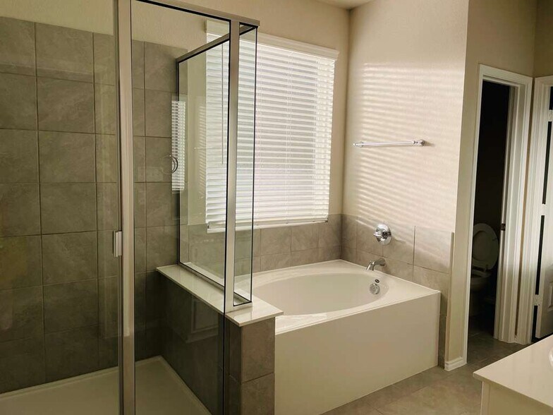 Building Photo - 10032 Adams Ln