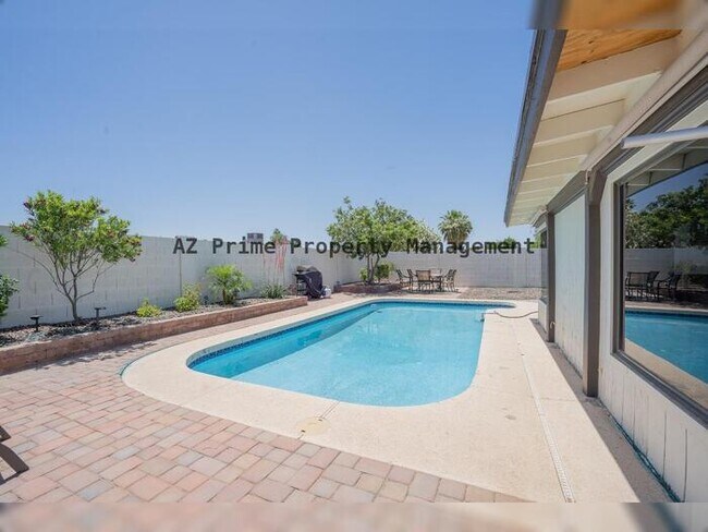 Building Photo - 2429 E Dahlia Dr