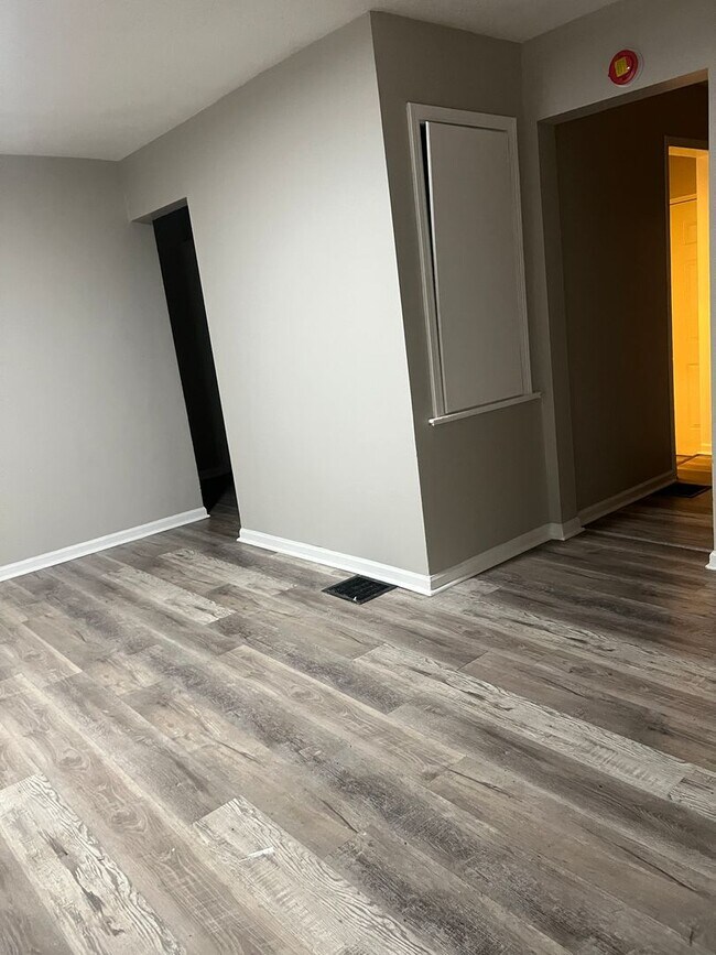 Building Photo - 1464 W 32nd St