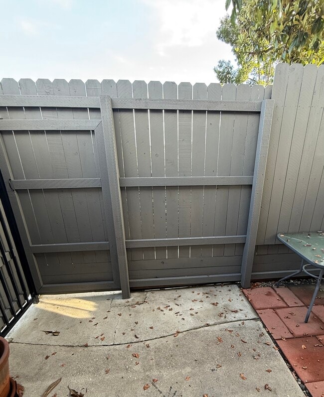 Building Photo - 1388 Siwanoy Dr