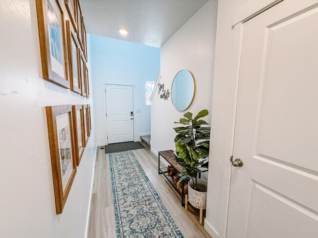 Building Photo - 549 N Orchard Dr