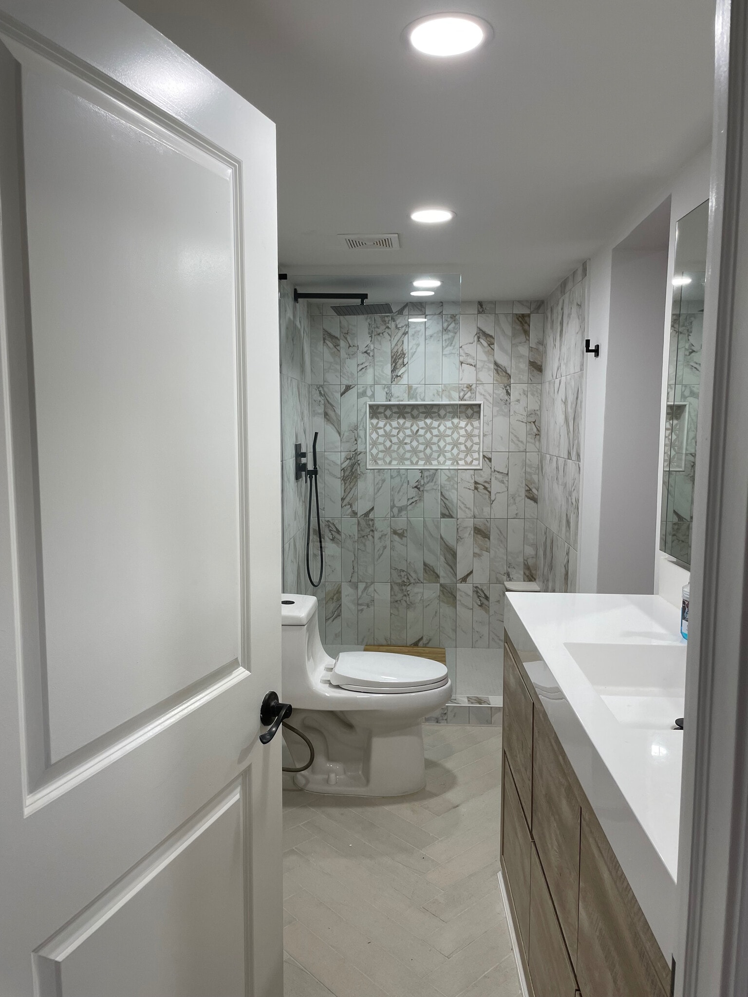 Building Photo - Room in Apartment on Wynfair Dr