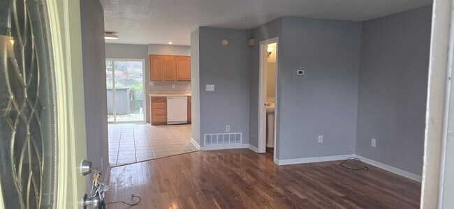 Building Photo - APRIL MOVE-IN-SPECIAL 1st Month Rent $1000 3bed/ 1.5 ba Duplex
