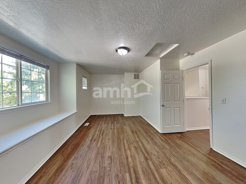 Building Photo - 3261 N Maplestone Ave