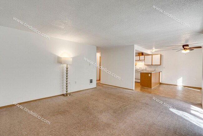 Building Photo - Spacious Pet-Friendly Ground Level Unit w/ Parking Included!