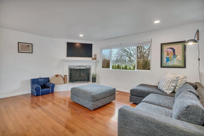 Building Photo - Renovated 5-Bedroom Home on Cul-de-Sac with Park Views & Stunning Outdoor Living