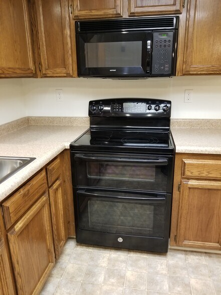 Double Oven/ Ceramic Cooktop - 2756 Chardonnay Ln