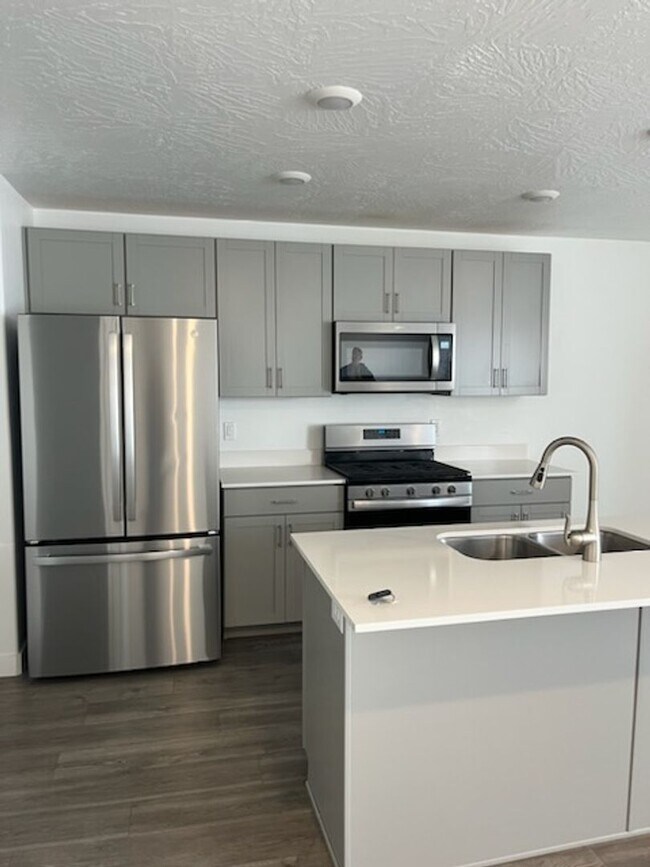 Building Photo - Charming Townhome