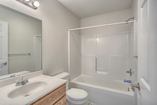 Shared bath in hallway - 315 Windwood Ct