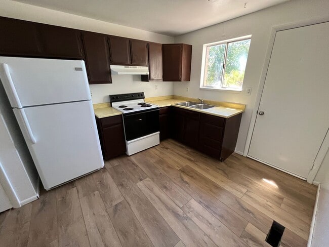 Building Photo - Great 2 Bedroom 1 Bathroom Apartment in Pr...