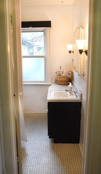 Bathroom - 61 Manchester Pl