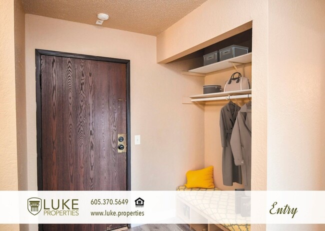 Building Photo - 405 S Sycamore Ave