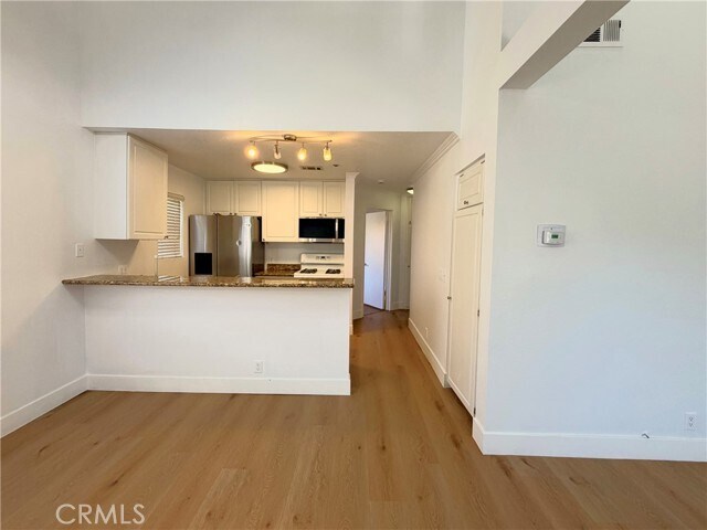 Building Photo - 729 S Knott Ave
