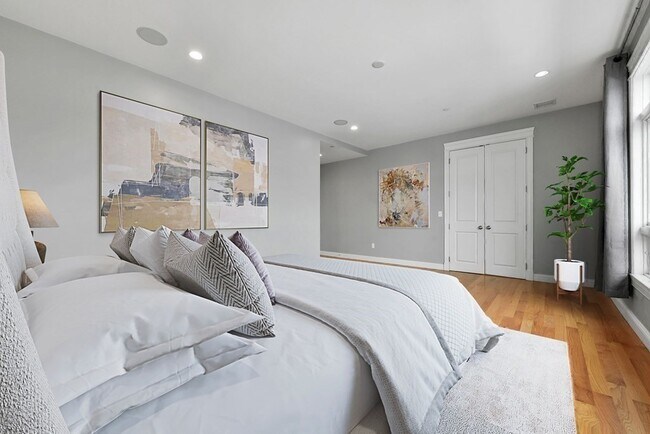 Building Photo - 350 W 2nd St