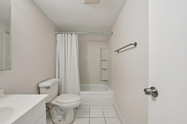 Building Photo - 1400 NE 54th St