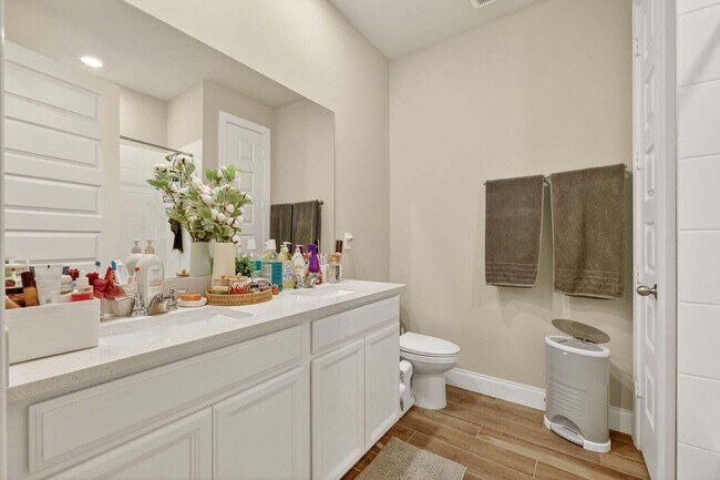 Building Photo - 6544 Cloverdale Ave