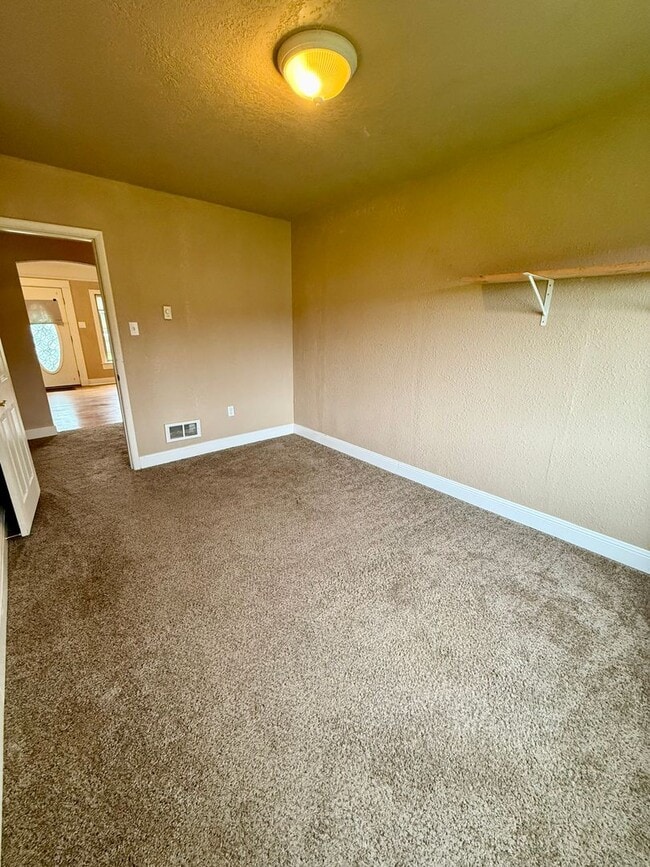 Building Photo - 3bd & 1 1/2ba with 2 Car Garage