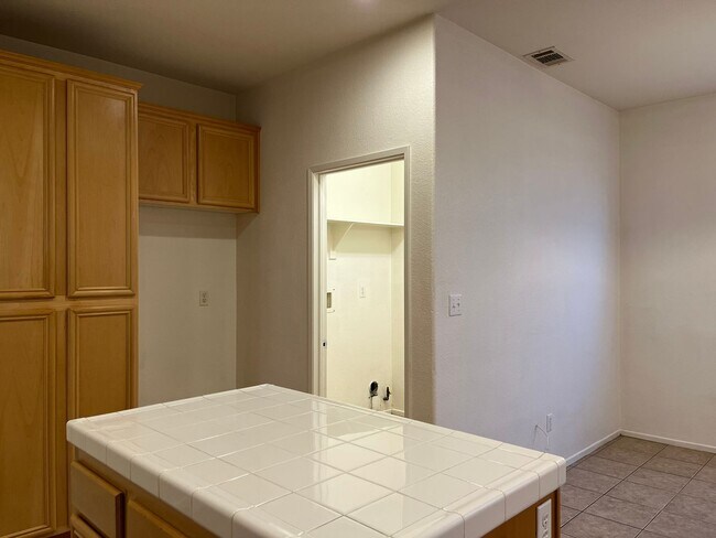 Building Photo - 3 bedroom- 2 bath Home in Victorville!