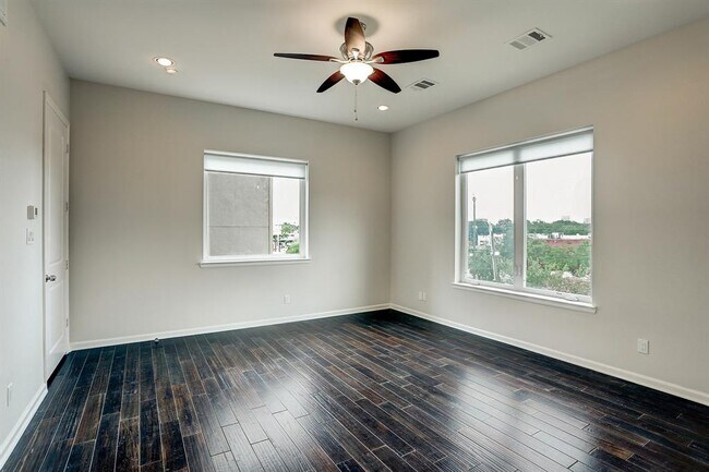 Building Photo - 2613 Waugh Dr