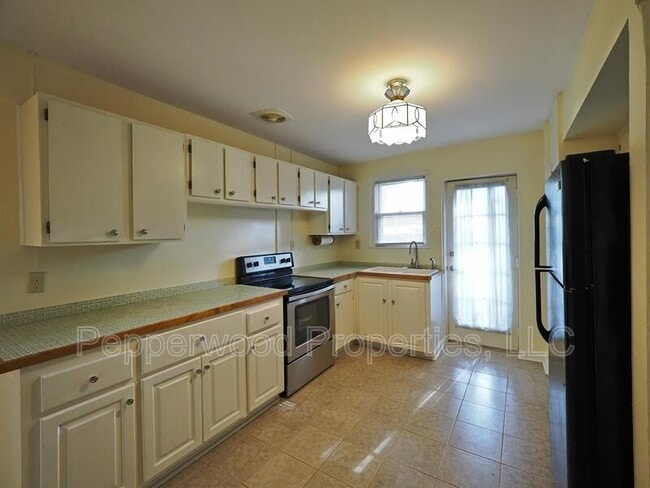 Building Photo - 334 W Hampton Ave