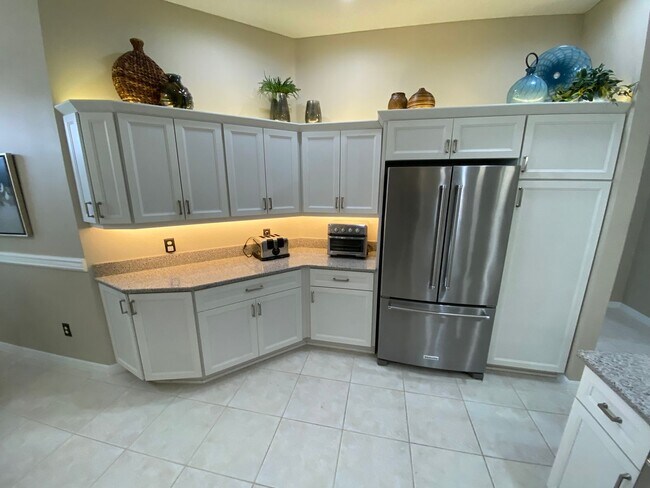 Building Photo - Gorgeous 3 + 2 Turnkey ANNUAL Lease w/Swim Spa & Large Private Screened in Patio In The Village o...