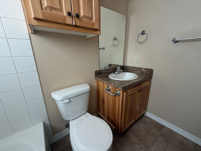 Building Photo - 460 Center St