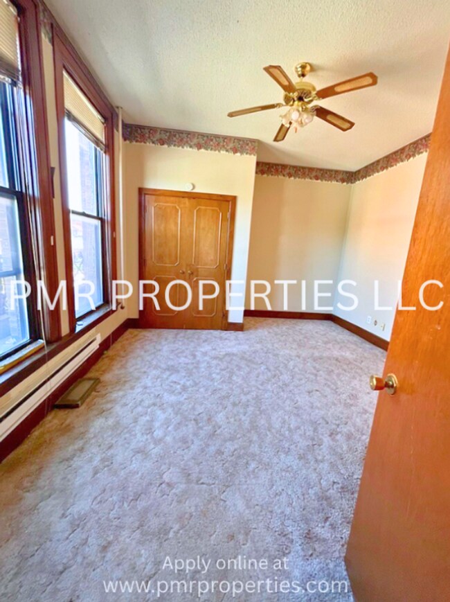 Building Photo - Red Oak Apartments